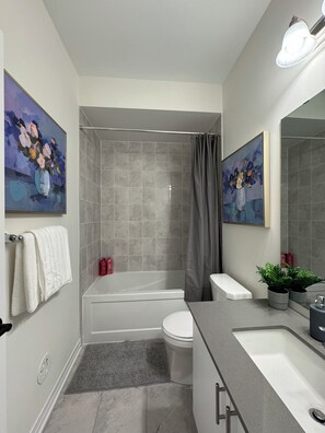 Shower, hair dryer, towels, soap - Elegant Townhome in Prestigious Woodbridge Estate, Vaughan (Selena) (Vaughan)