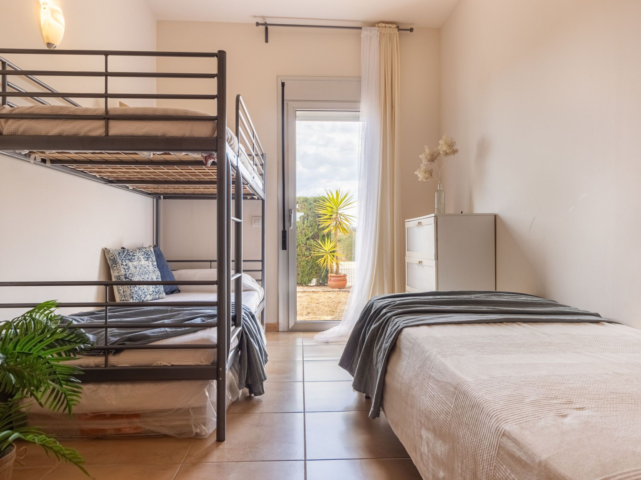 2 slaapkamers, een bureau, een strijkplank/strijkijzer, wifi