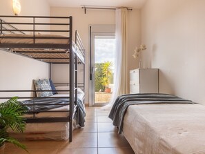 2 soverom, skrivebord, strykejern/-brett og wi-fi