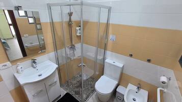 Een douche, een haardroger, een bidet, handdoeken