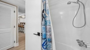 Bruser, hårtørrer, håndklæder, Shampoo