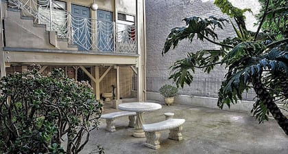 Living Room With 2 Bed Rooms Suite, Centrally Located Motel in SOMA,Free Parking