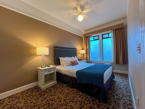 Living Room With 2 Bed Rooms Suite, Centrally Located Motel in SOMA,Free Parking