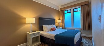 Living Room With 2 Bed Rooms Suite, Centrally Located Motel in SOMA,Free Parking