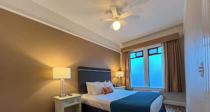 Living Room With 2 Bed Rooms Suite, Centrally Located Motel in SOMA,Free Parking