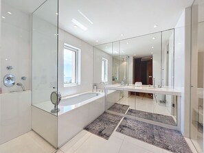 Regadera, secadora de cabello, bidet, toallas 