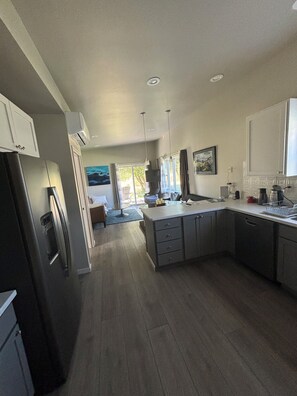 Deluxe huis, keuken, aan tuin | Privékeuken | Een koelkast met diepvriezer, een microgolfoven, een oven, een kookplaat