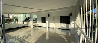 Cozy 2-bedroom apartment in charming Paramaribo with AC, WiFi