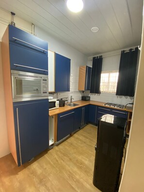 Fridge, microwave, coffee/tea maker, toaster - Cozy 2-bedroom apartment in charming Paramaribo with AC, WiFi (Paramaribo)