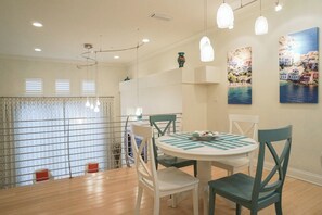 Dining - Luxury Beach Resort Style Living Right on Main Strip (Clearwater)