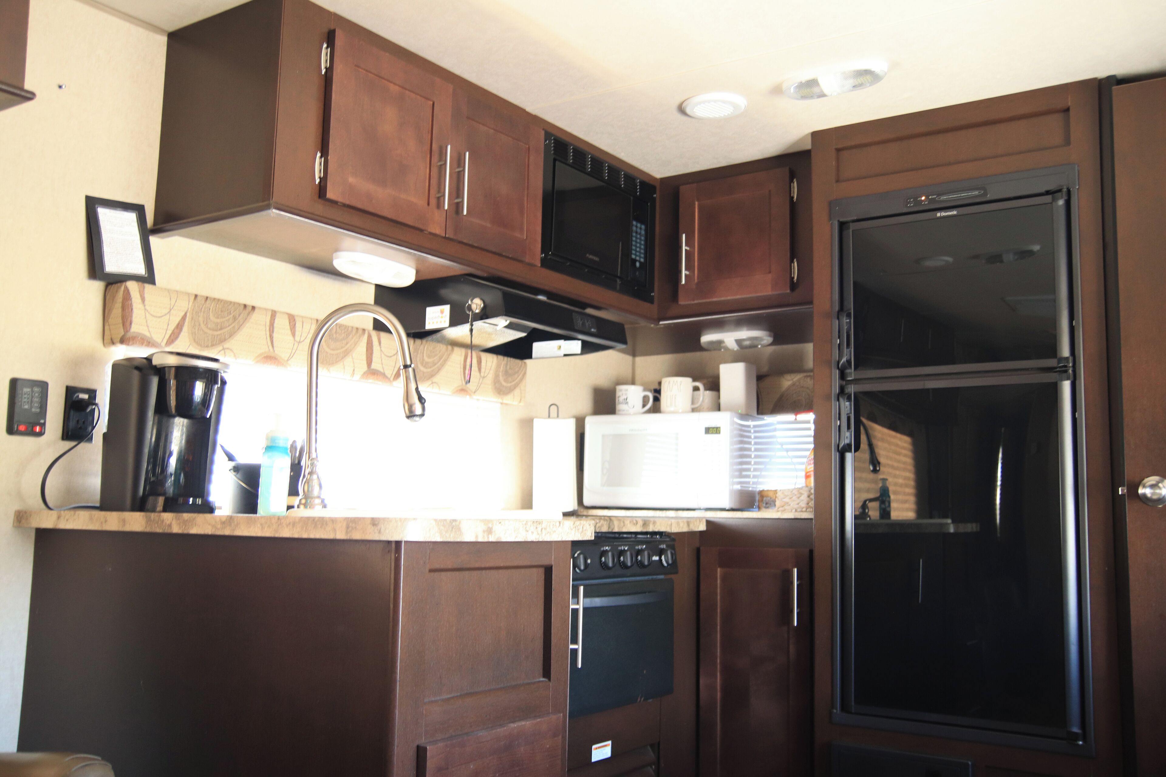 Mikrobølgeovn, kokeplater, kaffetrakter/tekoker og papirhåndklær