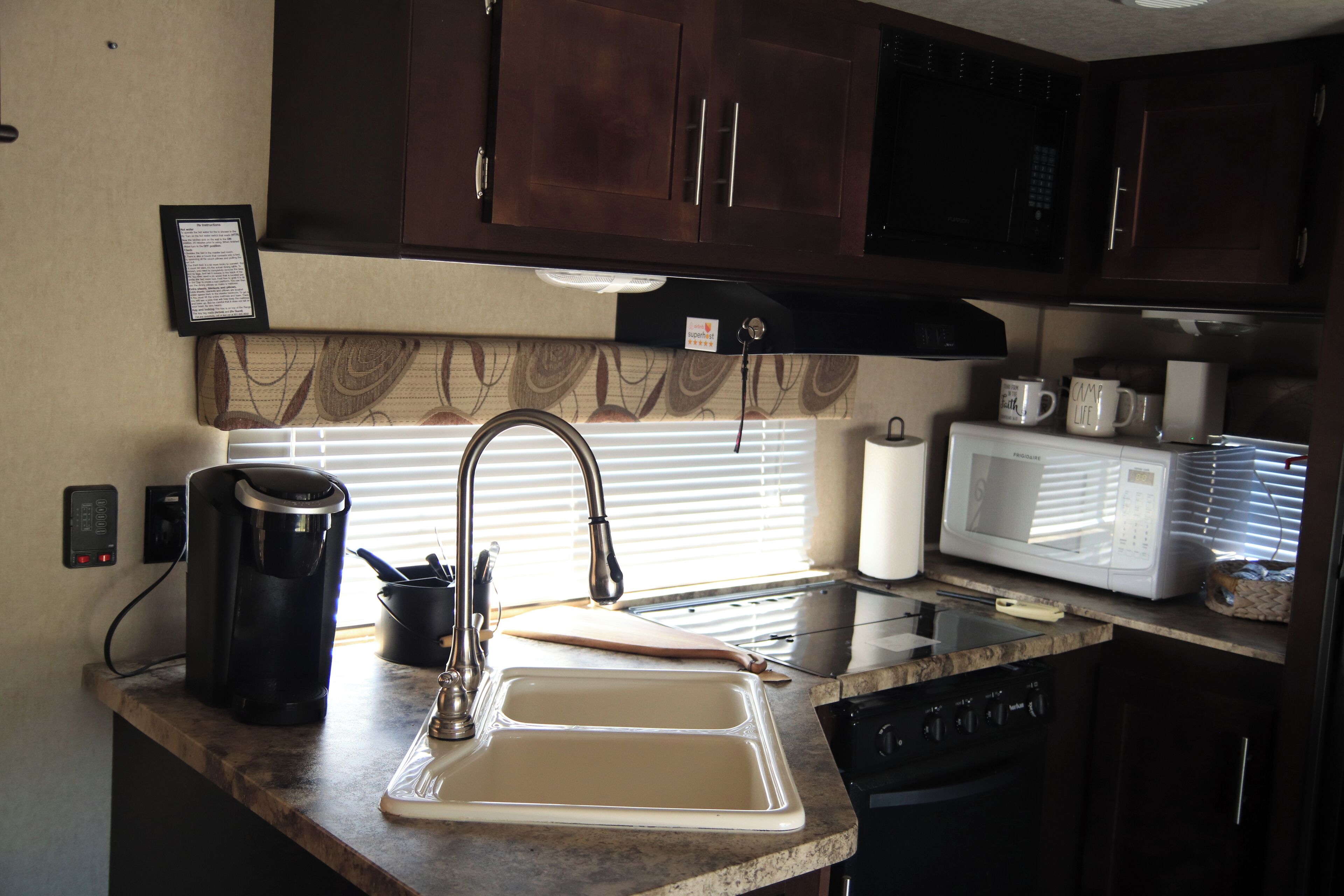 Microondas, placa de cocina, cafetera o tetera y papel de cocina