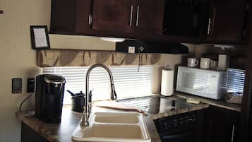Microondas, placa de cocina, cafetera o tetera y papel de cocina