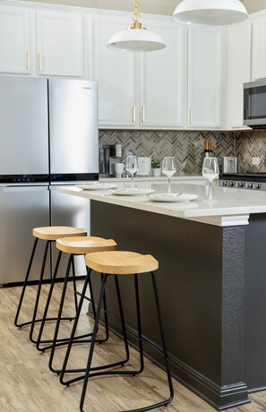 Réfrigérateur, micro-ondes, four, plaque de cuisson