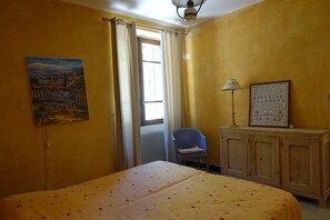 2 chambres, lit parapluie, draps fournis