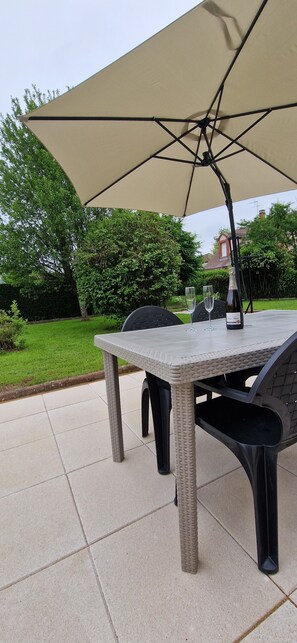 Outdoor dining - Au Jardin D'olga (Mesnil-Saint-Père)