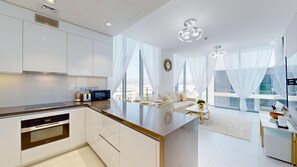 Geladeira, micro-ondas, fogão, cooktop