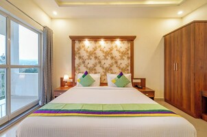 Caja de seguridad en la habitación y escritorio