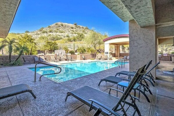 A heated pool - Luxury condo within resort-like gated community nestled against mountain reserve (Phoenix)