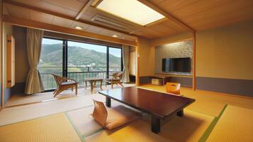 Traditional Room | In-room safe, blackout curtains, free WiFi