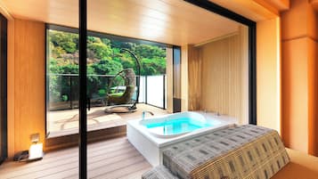 Luxury Triple Room | Bathroom | Combined shower/tub, hair dryer, bidet, towels