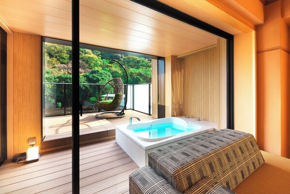 Habitación triple de lujo | Baño | Ducha y bañera combinadas, secador de pelo, bidé y toallas