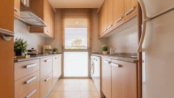 Een koelkast, een magnetron, een oven, een vaatwasser