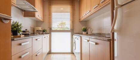 ثلاجة، ميكروويف، فرن، غسالة أطباق