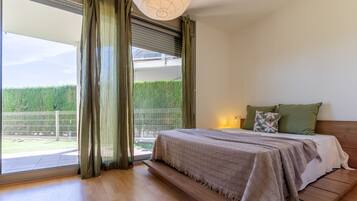 3 slaapkamers, een bureau, een strijkplank/strijkijzer, wifi