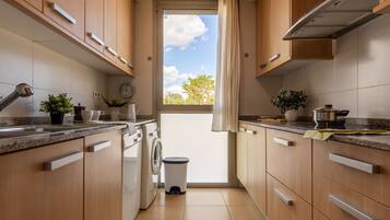 Een koelkast, een magnetron, een oven, een vaatwasser