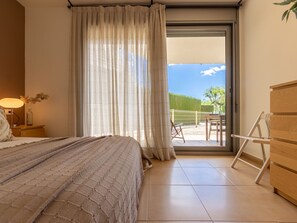 3 bedrooms, desk, Internet