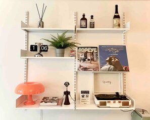 ثلاجة، ميكروويف، غلّاية كهربائية، محمصة خبز