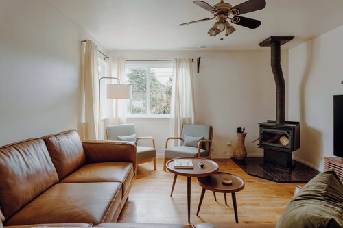 Idyllic Cozy Cottage w/ Deck Overlooking Greenbelt - 20 Mins from Stadiums