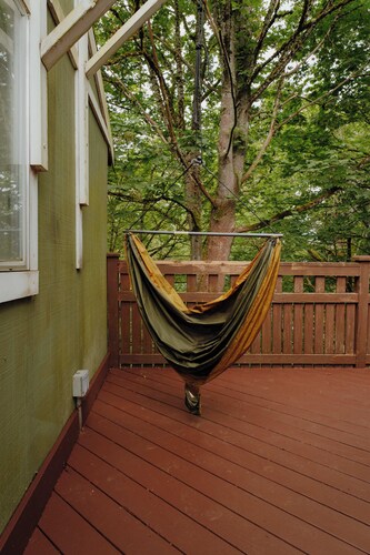 Idyllic Cozy Cottage w/ Deck Overlooking Greenbelt - 20 Mins from Stadiums