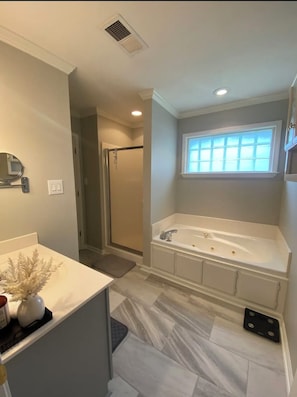 Baignoire à jets, sèche-cheveux, bidet, serviettes fournies