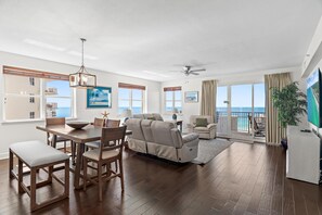 Condo, nhiều giường (Ariel Dunes II 1901) | Khu phòng khách | TV 