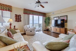 Condo, nhiều giường (Ariel Dunes II 1901) | Khu phòng khách | TV 