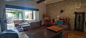 تلفزيون، مدفأة، كُتُب