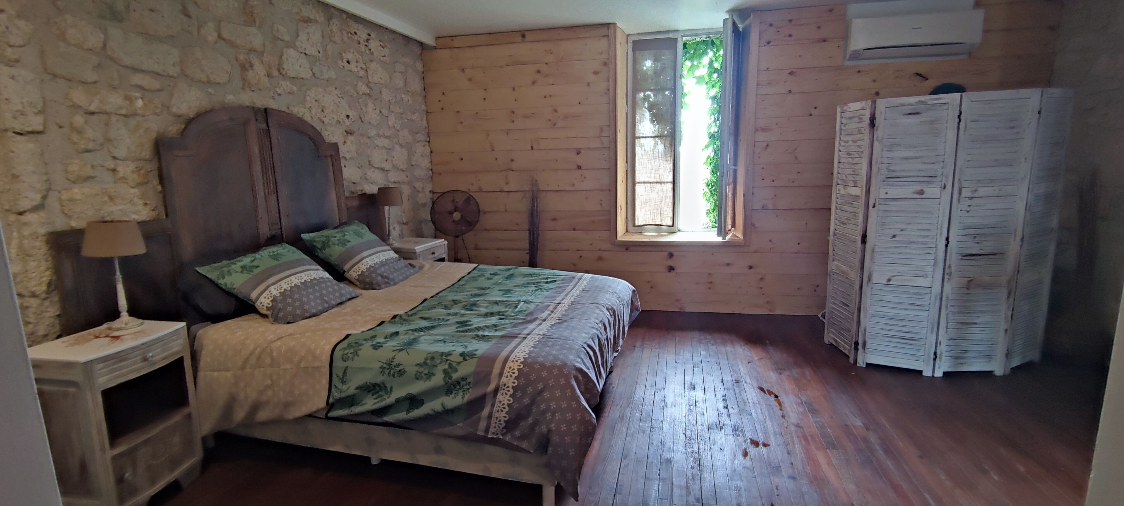 4 slaapkamers, een bureau, een strijkplank/strijkijzer, reisbedje