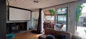 TV, peis og bøker