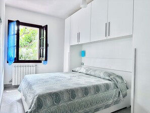 3 bedrooms, iron/ironing board, bed sheets