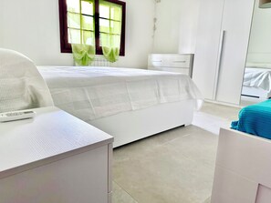 3 habitaciones, tabla de planchar con plancha y ropa de cama 