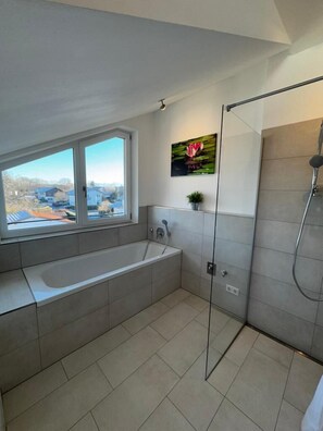 Dusj, toalettartikler (inkludert), hårføner og håndklær