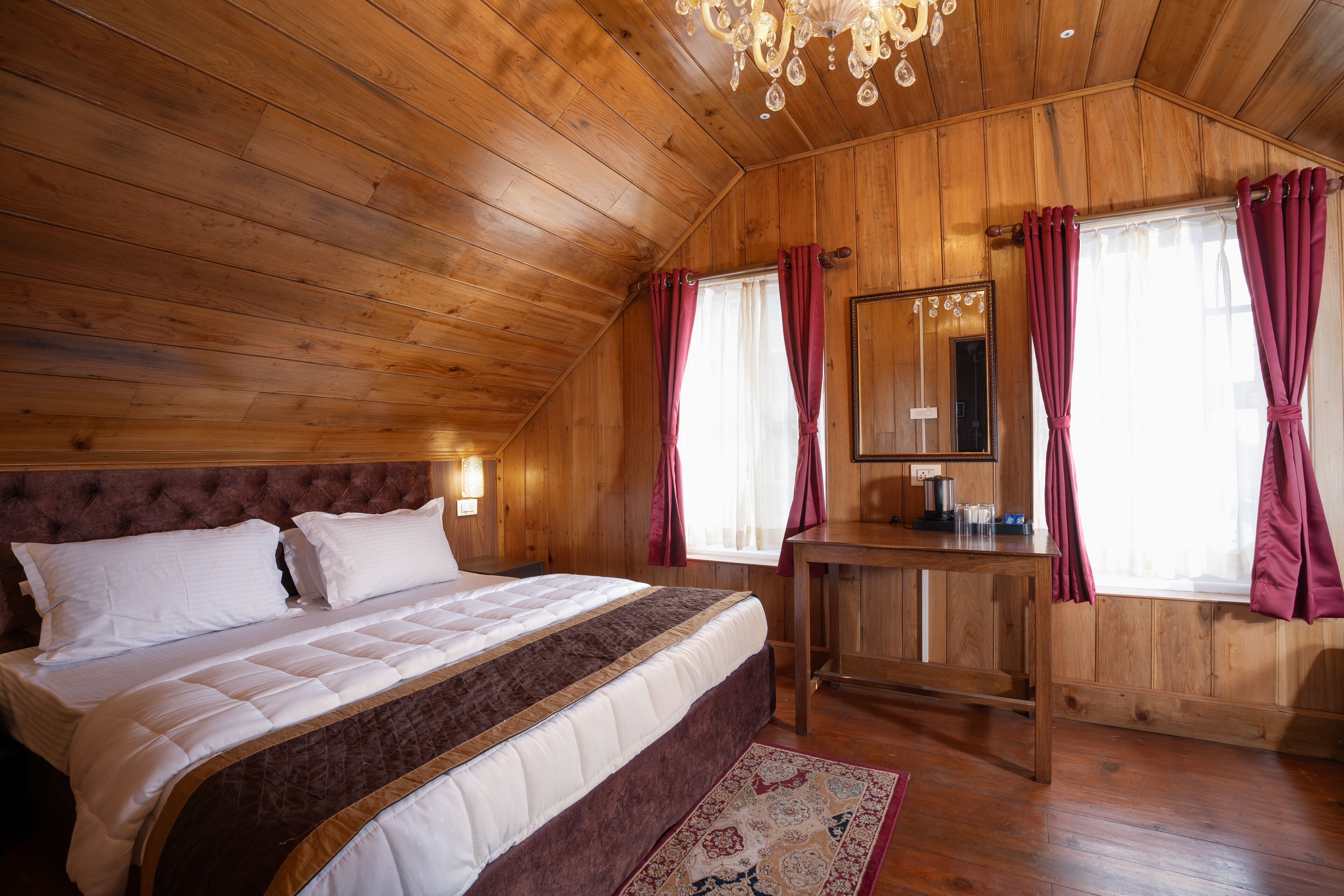 Deluxe Room, Mountain View | Desk