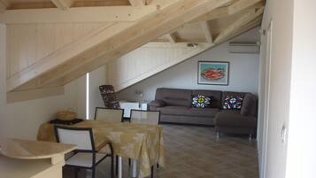 Deluxe-Apartment, Balkon, Meerblick | Wohnbereich
