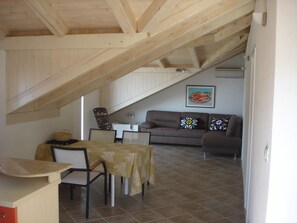 Apartamento Deluxe, balcón, vistas al mar | Zona de estar