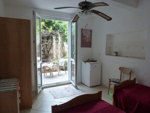 Habitación básica, patio, vistas al jardín | 2 dormitorios y wifi gratis