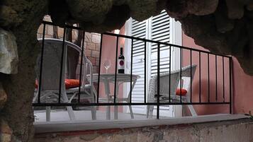 Quarto básico, varanda, vista para o jardim | 2 quartos, Wi-Fi de cortesia