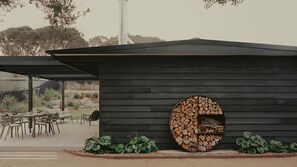 Outdoor dining - The Blackwood House Designed for pure relaxation (Rye)
