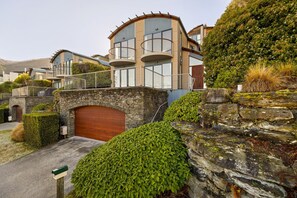 Exterior - Garage, ski and bike racks, amazing mountain and view views, gas fire. (Queenstown)